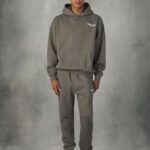 είδη ένδυσης Alcott παντελόνι jogger με τύπωμα team 053 bg1 μπεζ σκούρο άνδρες RRJDJ4769