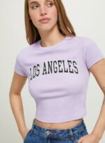 είδη ένδυσης Alcott cropped t-shirt με κολεγιακή στάμπα wh2 λευκό γυναίκες RRJDJ4410 - Image 3